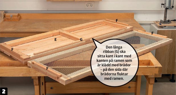 Bygga kaninbur: Ribborna skruvas på undersidan av takramarna. Bygga kaninbur: Ribborna skruvas på undersidan av takramarna.